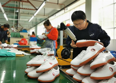 【一心五城譜新篇 】引來服裝鞋業(yè)加工廠 群眾家門口好就業(yè)